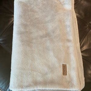 BRAND NEW pack Unhide | Lil’ Marsh Faux Fur Throw Blanket  Silver holiday gift